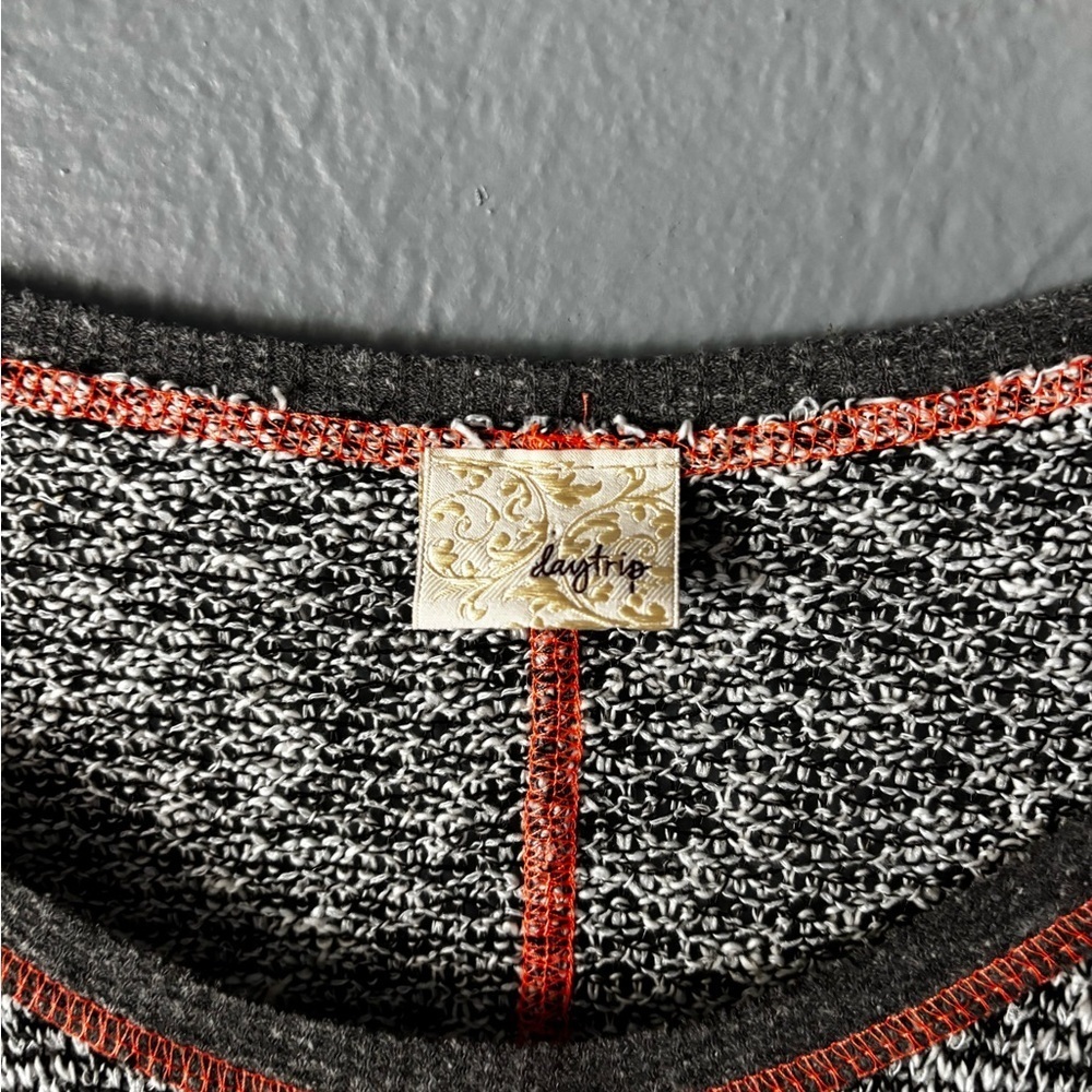 Daytrip Lightweight Long Sleeve Graphic Knit Top - Picture 7 of 7